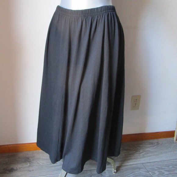 Lightwweight polyester black skirt with pockets. Hanes medium size, 31 inch. - Picture 1 of 10